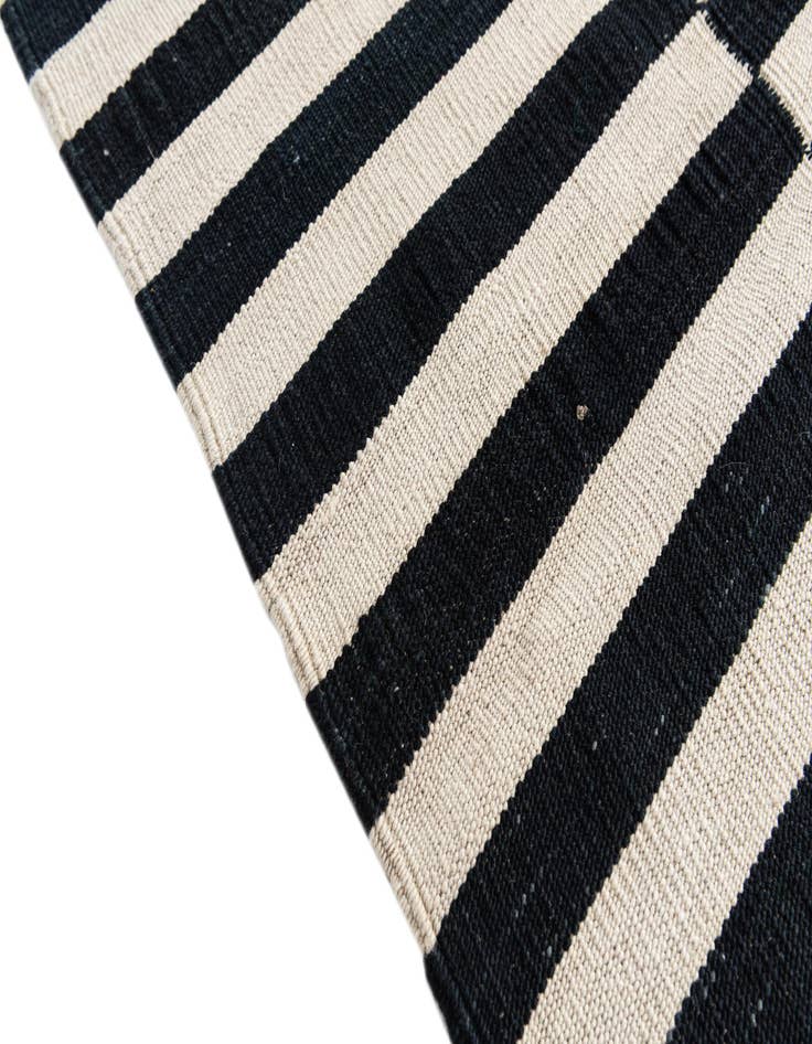 Detail image of 5' 2 x 6' 2  Hand Woven Kilim Modern Wool Rug