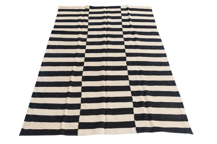 Detail image of 4' 1 x 5' 10 Hand Woven Kilim Modern Wool Rug