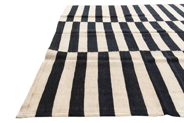Detail image of 4' 1 x 5' 10 Hand Woven Kilim Modern Wool Rug