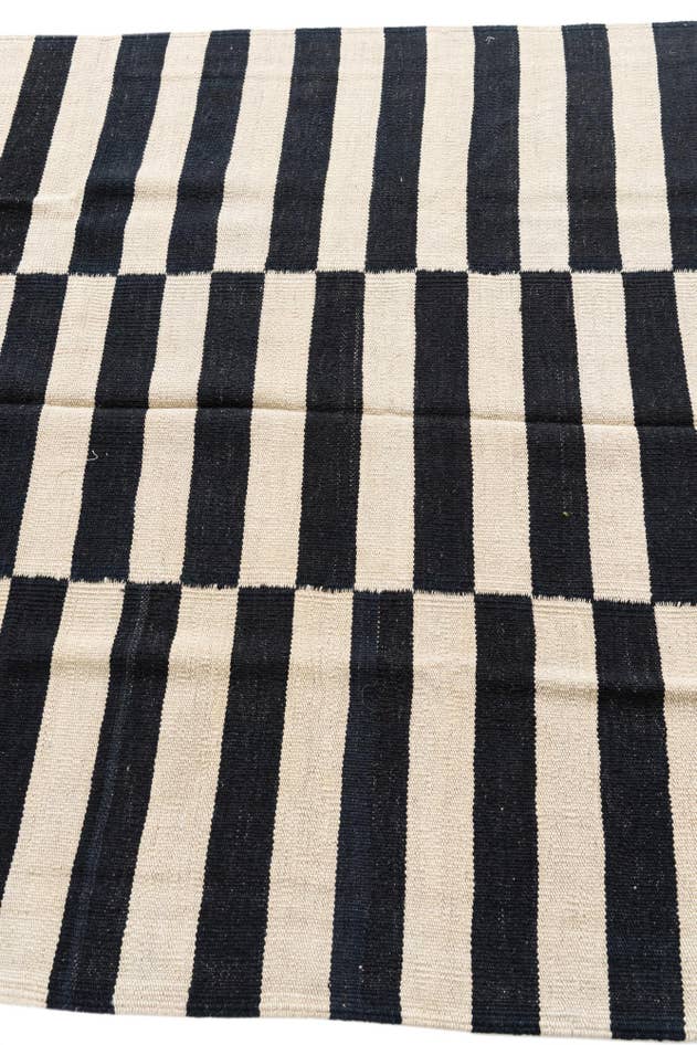 Detail image of 4' 1 x 5' 10 Hand Woven Kilim Modern Wool Rug