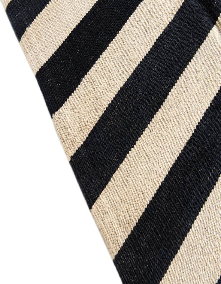 Detail image of 4' 4 x 5' 10  Hand Woven Kilim Modern Wool Rug