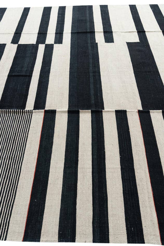 Detail image of 8' 7 x 9' 6 Hand Woven Kilim Modern Wool Rug