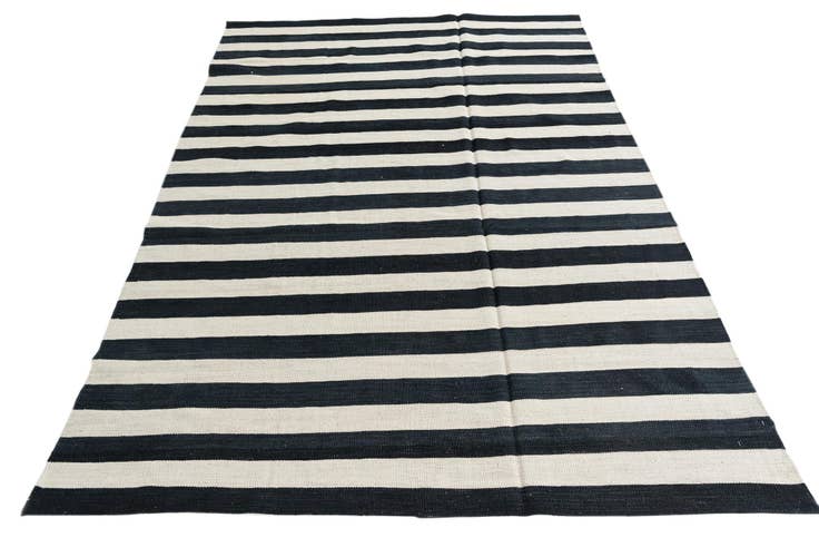 Detail image of 5' 6 x 8' Hand Woven Kilim Modern Wool Rug