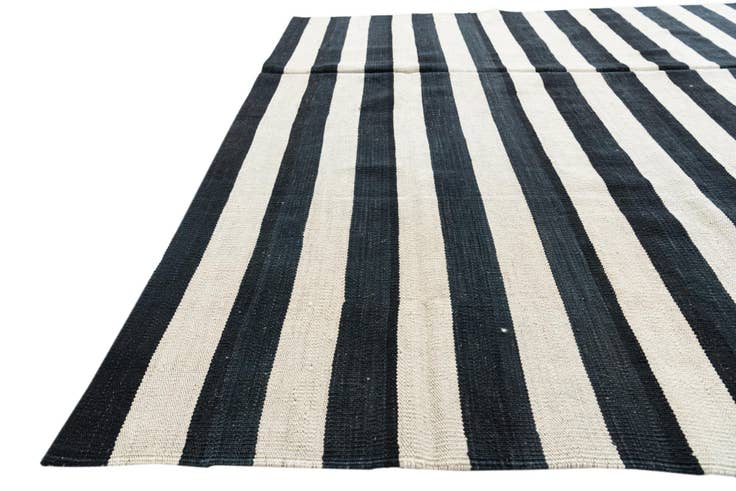 Detail image of 5' 6 x 8' Hand Woven Kilim Modern Wool Rug