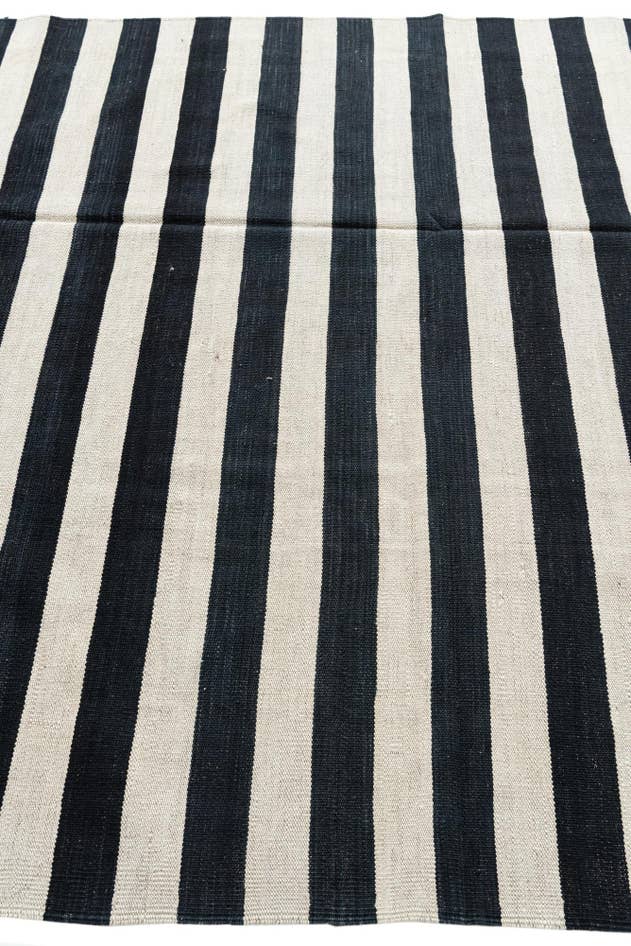 Detail image of 5' 6 x 8' Hand Woven Kilim Modern Wool Rug