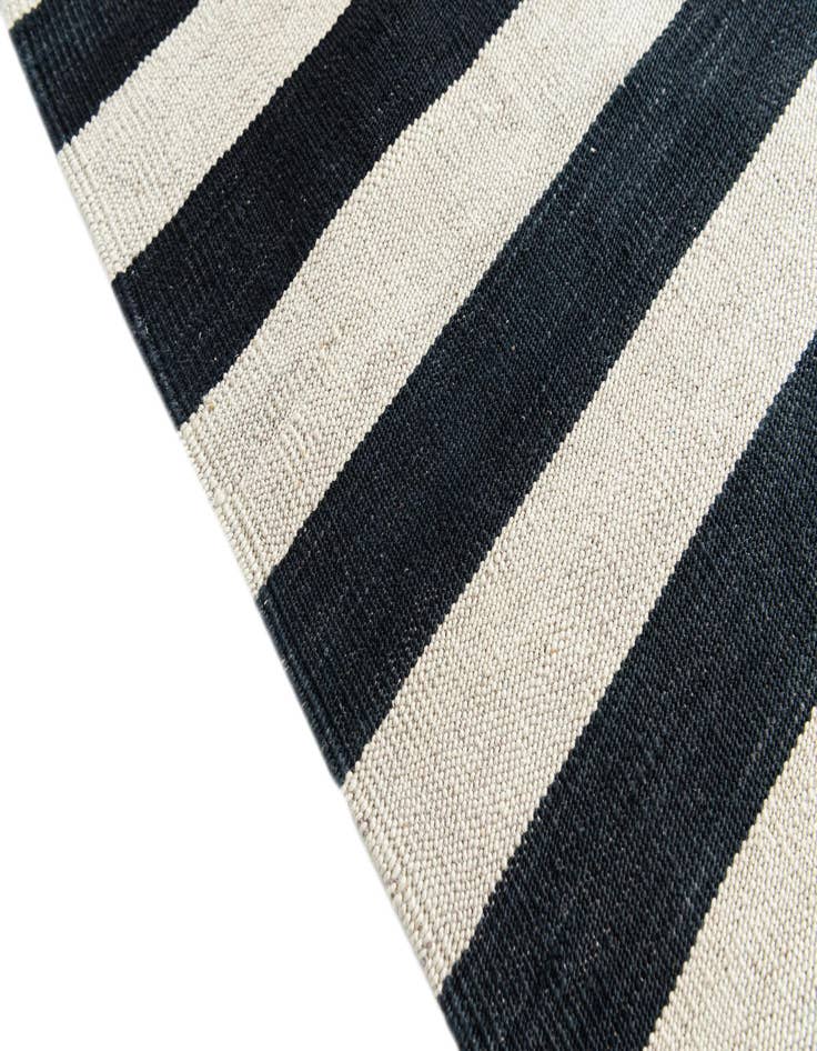Detail image of 5' 6 x 8'  Hand Woven Kilim Modern Wool Rug