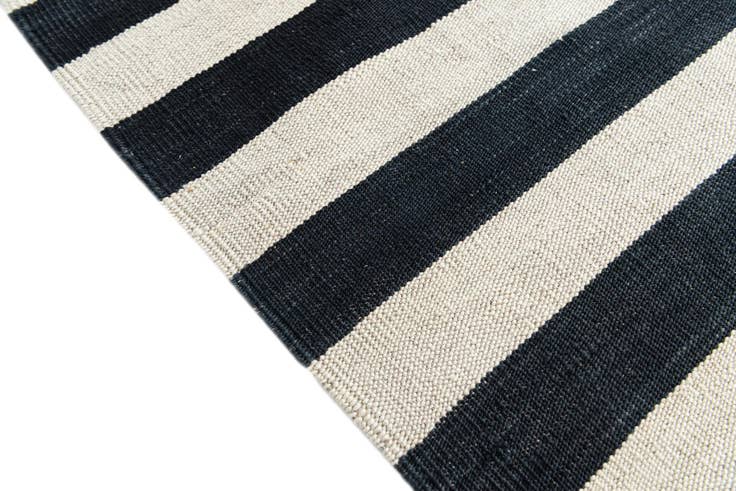 Detail image of 5' 6 x 8' Hand Woven Kilim Modern Wool Rug