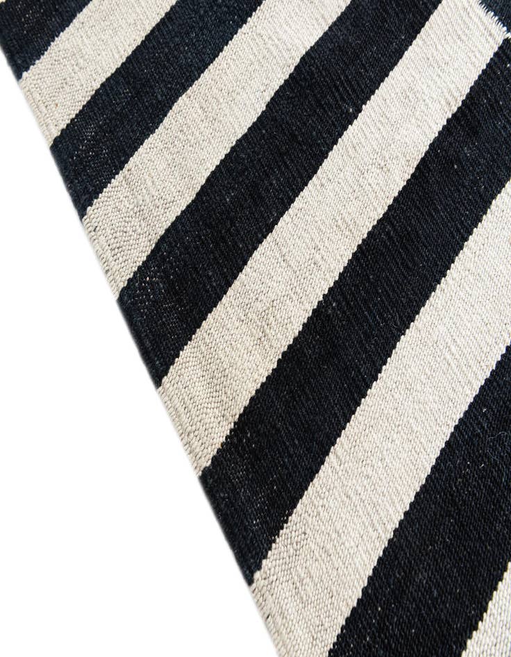 Detail image of 5' 7 x 8' 10  Hand Woven Kilim Modern Wool Rug