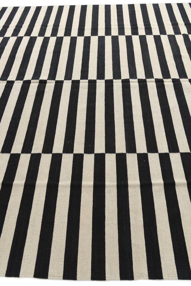 Detail image of 8' 6 x 11' 2 Hand Woven Kilim Modern Wool Rug