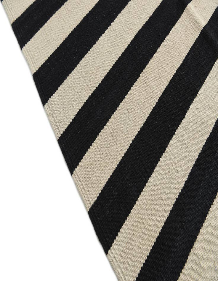 Detail image of 8' 6 x 11' 2  Hand Woven Kilim Modern Wool Rug