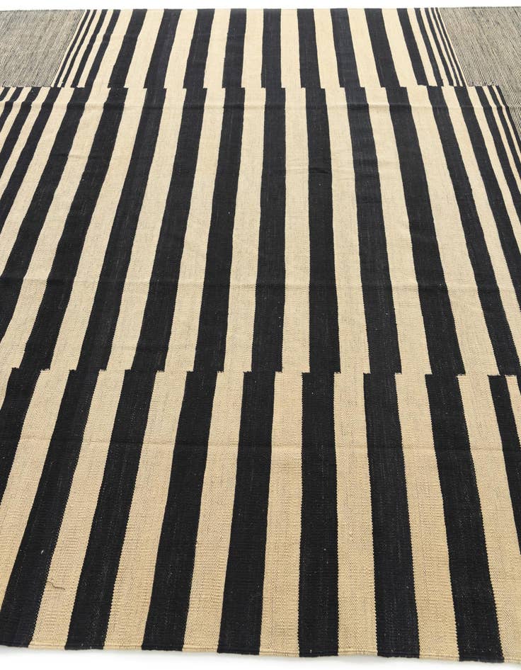 Detail image of 8' 2 x 9' 9  Hand Woven Kilim Modern Wool Rug