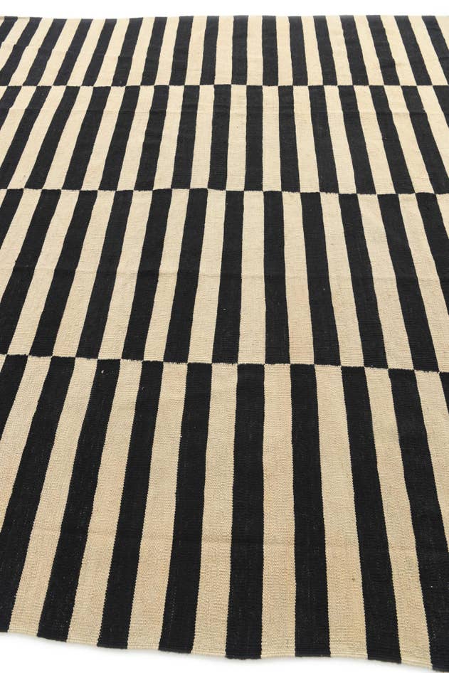 Detail image of 8' 5 x 11' 2 Hand Woven Kilim Modern Wool Rug