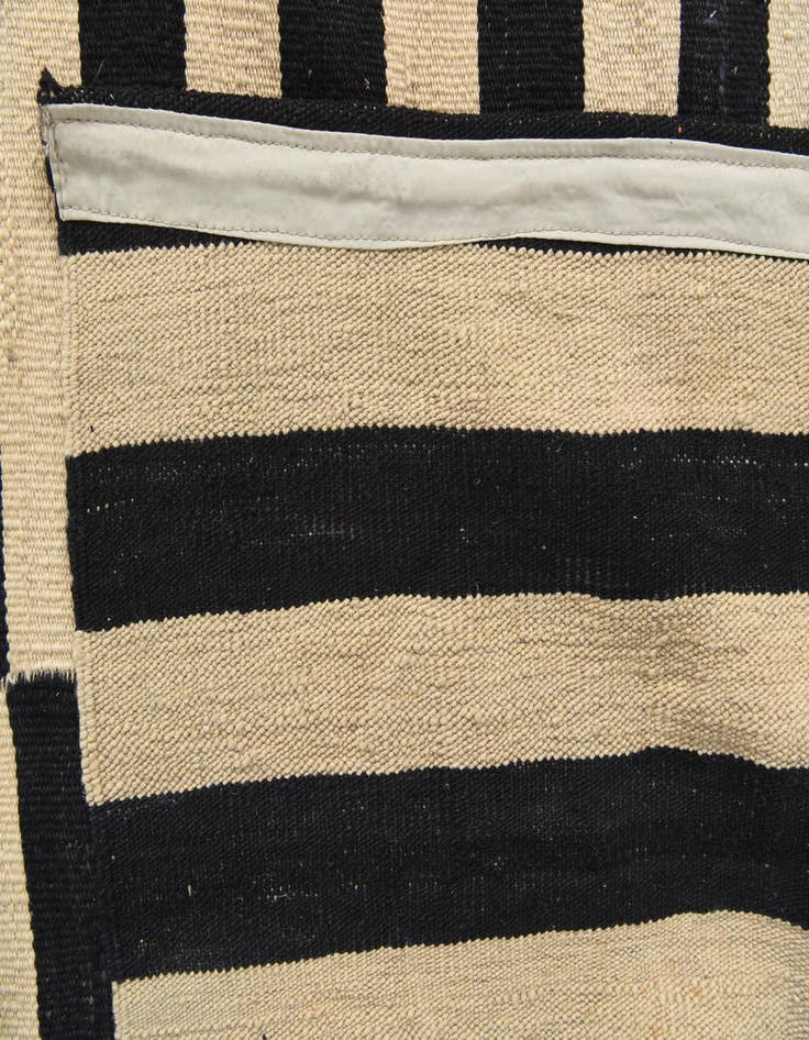 Detail image of 8' 5 x 11' 2  Hand Woven Kilim Modern Wool Rug