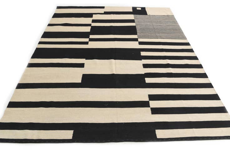 Detail image of 8' 9 x 11' 3 Hand Woven Kilim Modern Wool Rug