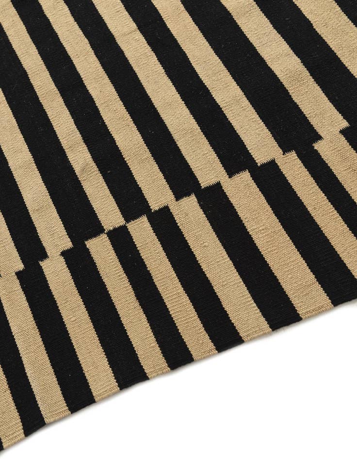 Detail image of 5' 8 x 7' 9  Hand Woven Kilim Modern Wool Rug