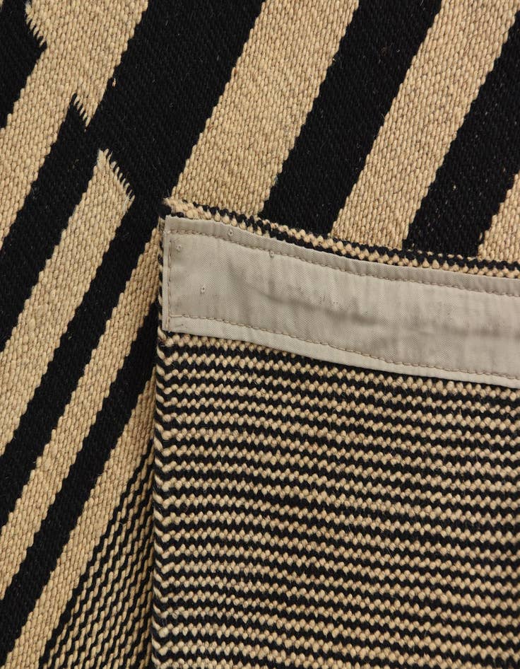 Detail image of 5' 8 x 7' 9  Hand Woven Kilim Modern Wool Rug