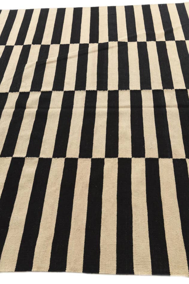 Detail image of 6' 6 x 9' 7 Hand Woven Kilim Modern Wool Rug