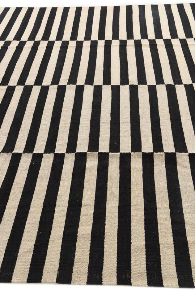Detail image of 8' 4 x 9' 10 Hand Woven Kilim Modern Wool Rug