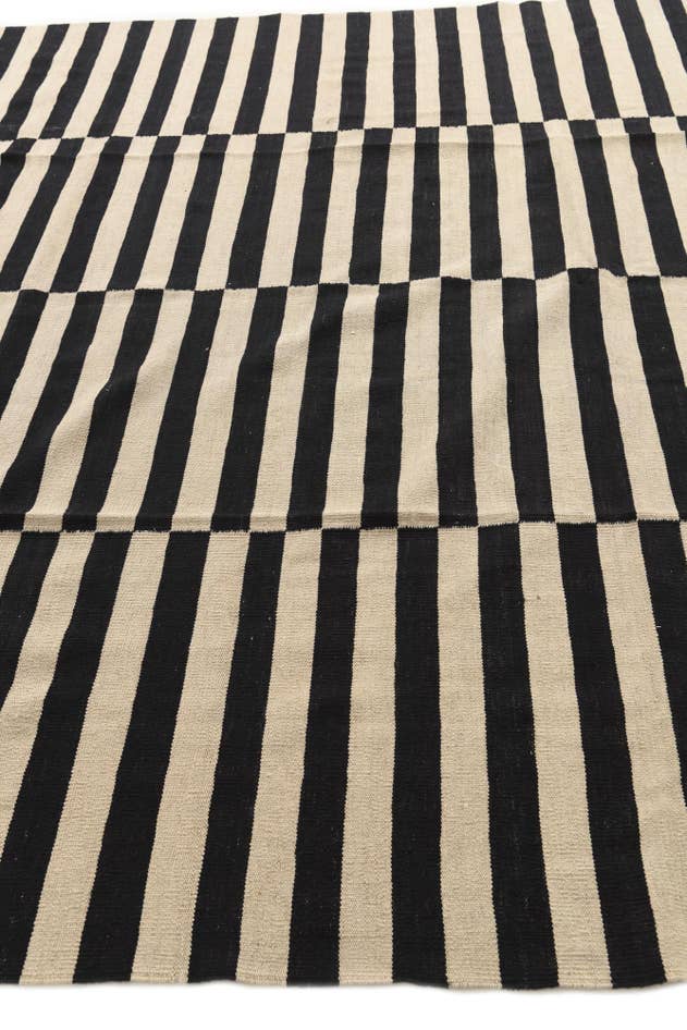 Detail image of 8' 5 x 9' 9 Hand Woven Kilim Modern Wool Rug