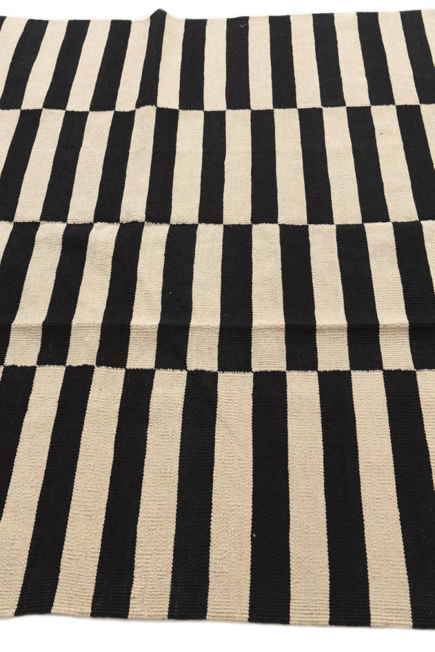 Detail image of 5' 6 x 7' 10 Hand Woven Kilim Modern Wool Rug