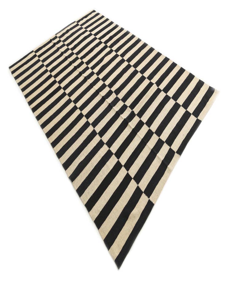 Detail image of 5' 6 x 8' 7  Hand Woven Kilim Modern Wool Rug