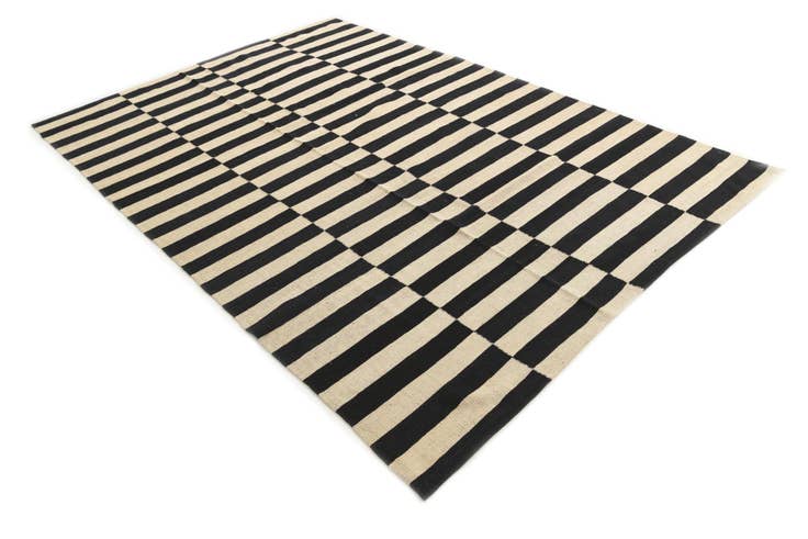 Detail image of 5' 6 x 8' 7 Hand Woven Kilim Modern Wool Rug