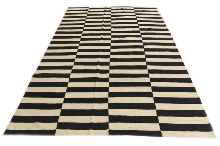 Detail image of 5' 6 x 8' 7 Hand Woven Kilim Modern Wool Rug