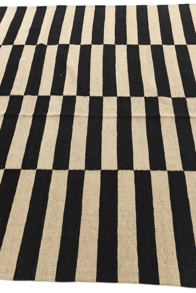 Detail image of 5' 6 x 8' 7 Hand Woven Kilim Modern Wool Rug
