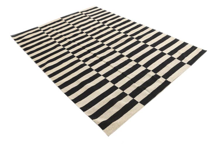 Detail image of 5' 10 x 7' 10 Hand Woven Kilim Modern Wool Rug