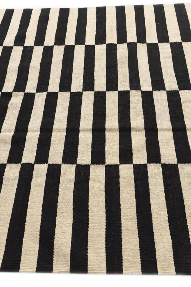 Detail image of 5' 10 x 7' 10 Hand Woven Kilim Modern Wool Rug