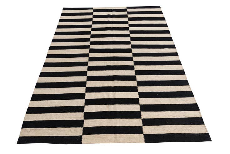 Detail image of 4' 1 x 5' 10 Hand Woven Kilim Suzani Wool Rug
