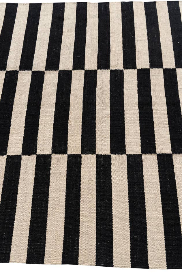 Detail image of 4' 1 x 5' 10 Hand Woven Kilim Suzani Wool Rug