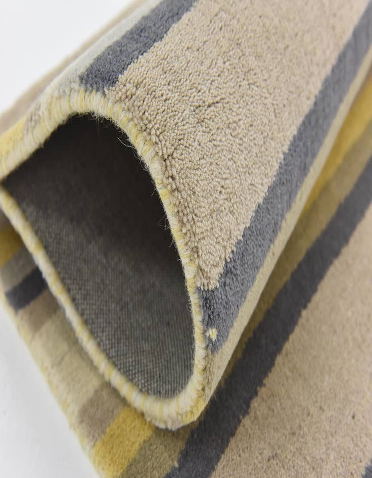 Detail image of 4' x 5' 8 Luna Wool Rug