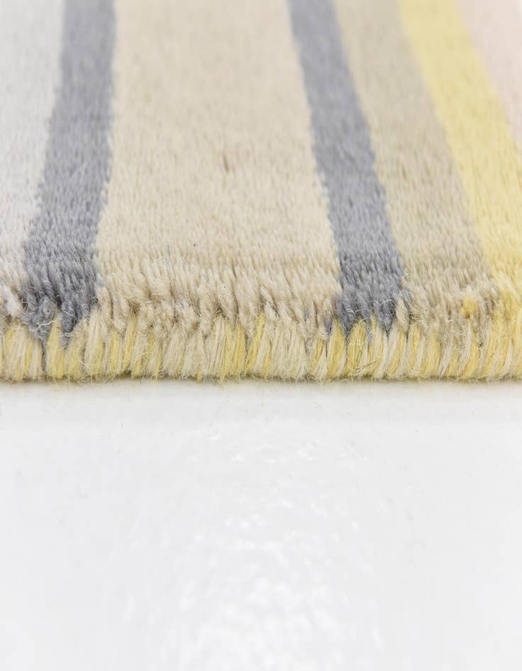 Detail image of 4' x 5' 8 Luna Wool Rug