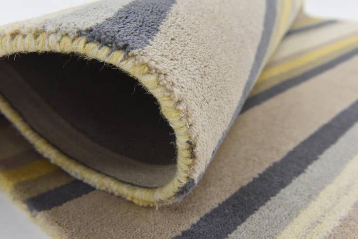 Detail image of 4' x 5' 7 Luna Wool Rug