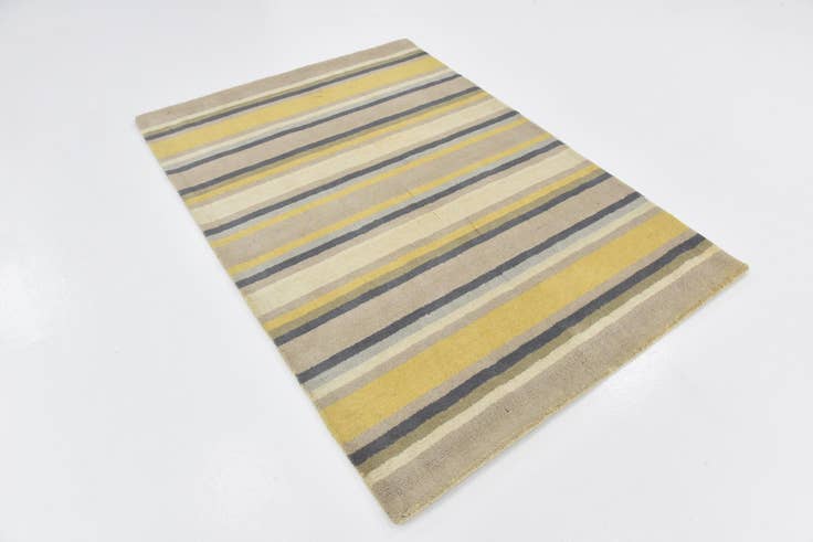 Detail image of 4' x 5' 7 Luna Wool Rug