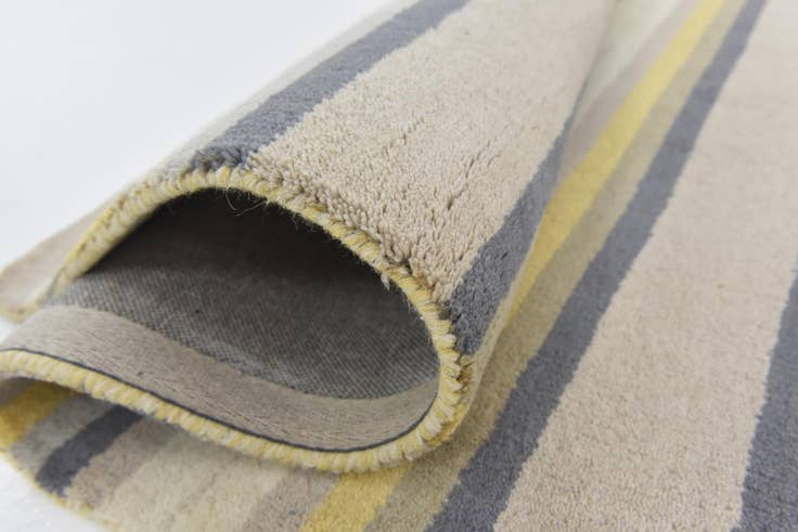 Detail image of 4' x 5' 7 Luna Wool Rug