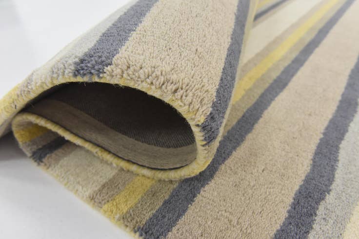 Detail image of 4' x 5' 7 Luna Wool Rug