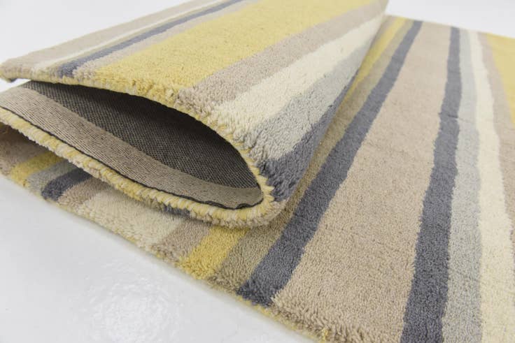Detail image of 4' x 5' 7 Luna Wool Rug