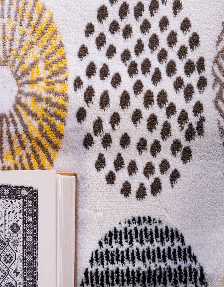 Detail image of 9' x 12' Metropolis Rug