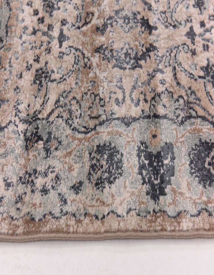 Detail image of 5' x 7' 7 Modern Classical Rug