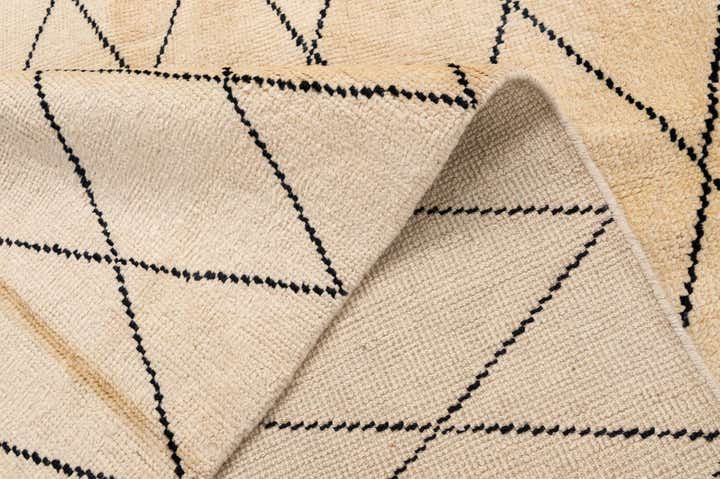 5' 9 x 8' 3 Hand Knotted Moroccan Wool Rug