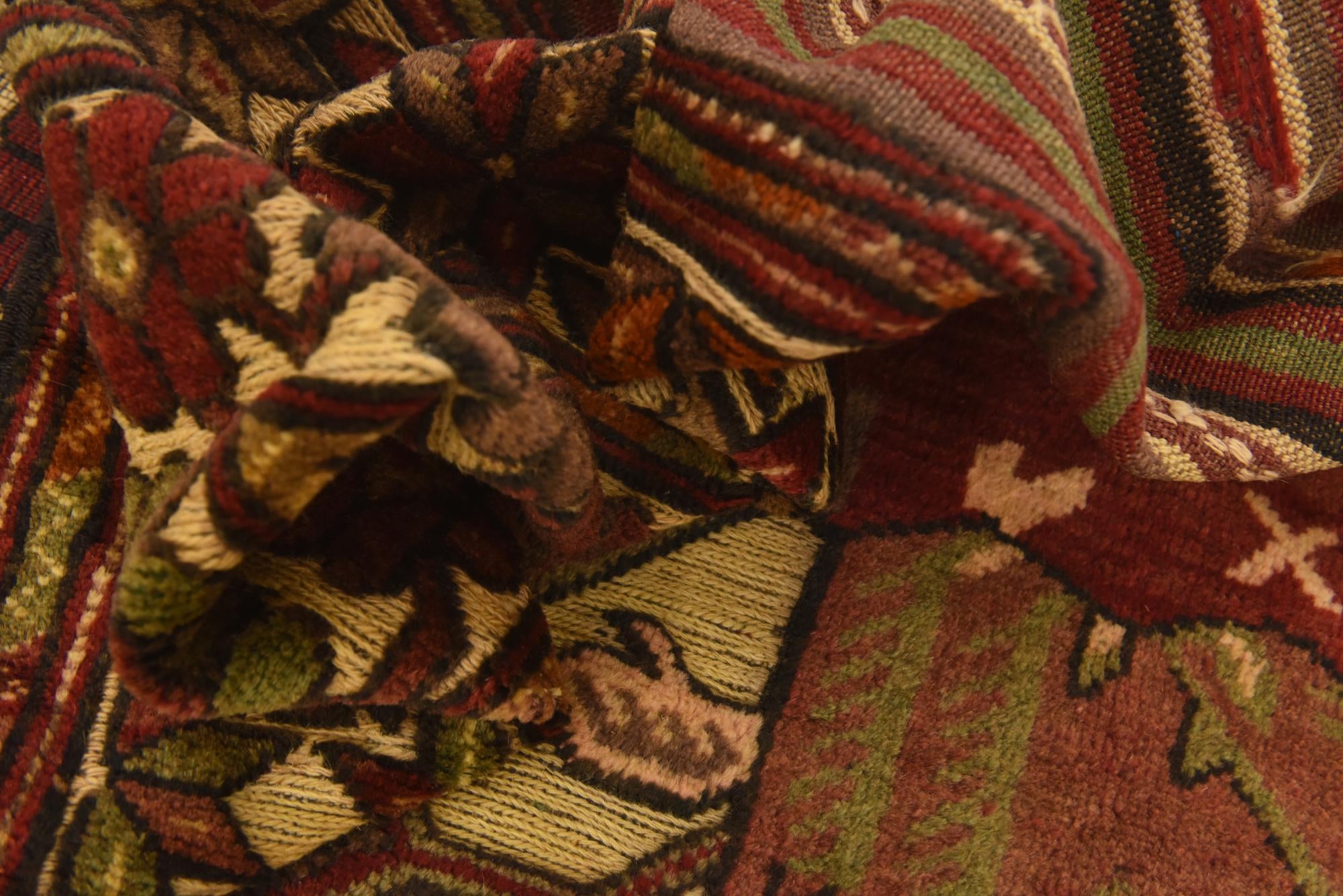 6' 1 x 9' 9 Hand Knotted Sumak Wool Rug