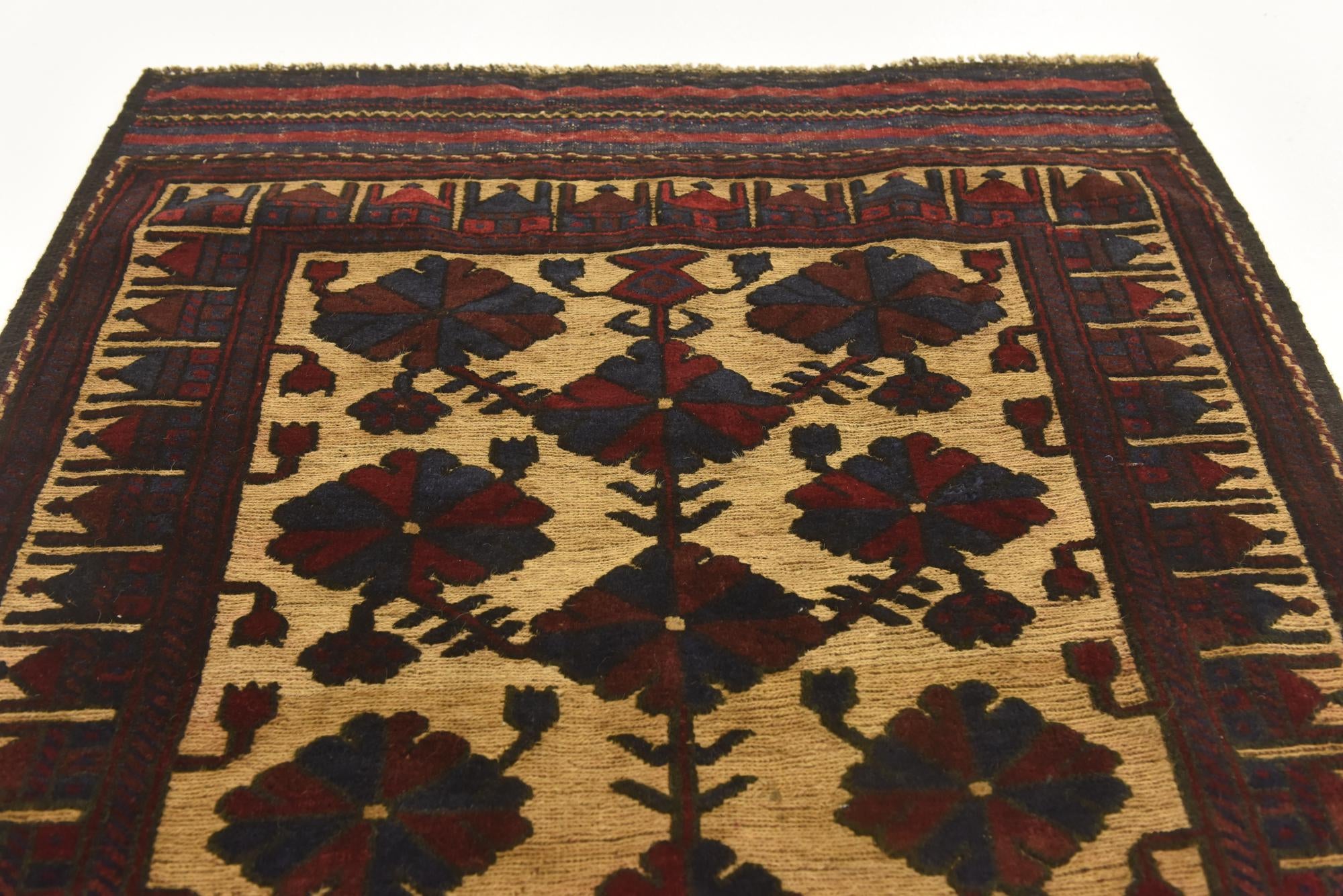 2' 10 x 4' 6 Hand Knotted Sumak Wool Rug