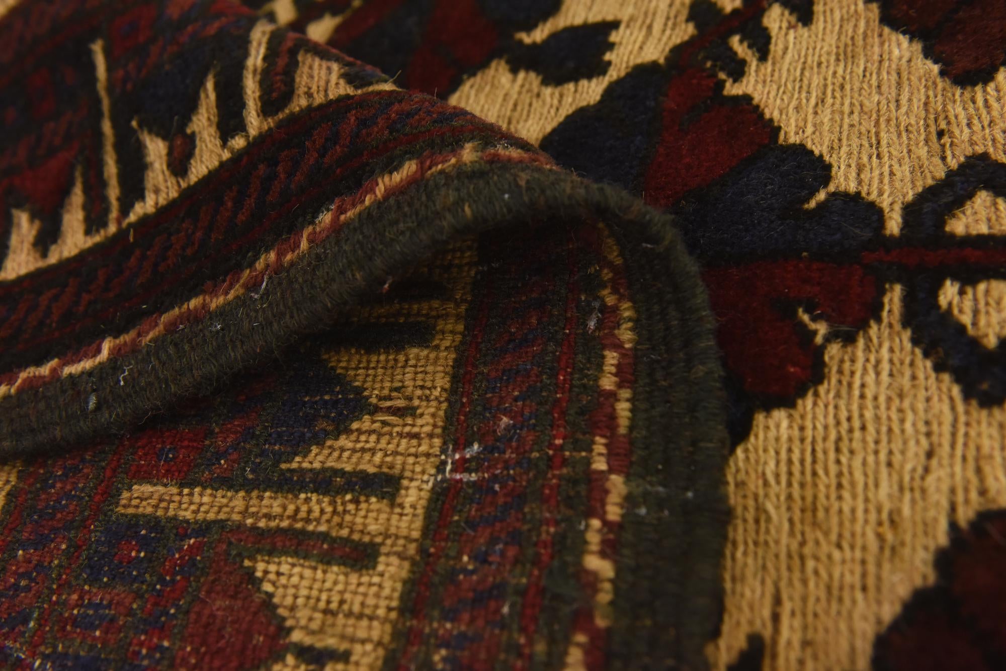 2' 10 x 4' 6 Hand Knotted Sumak Wool Rug