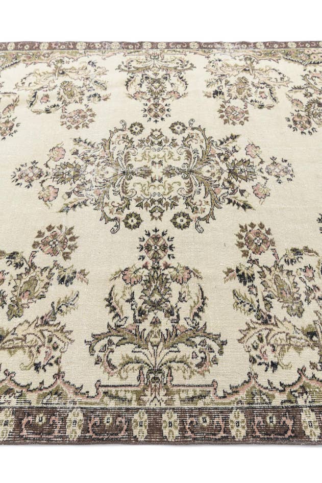 Detail image of 6' 10 x 9' 5 Ultra Vintage Wool Rug