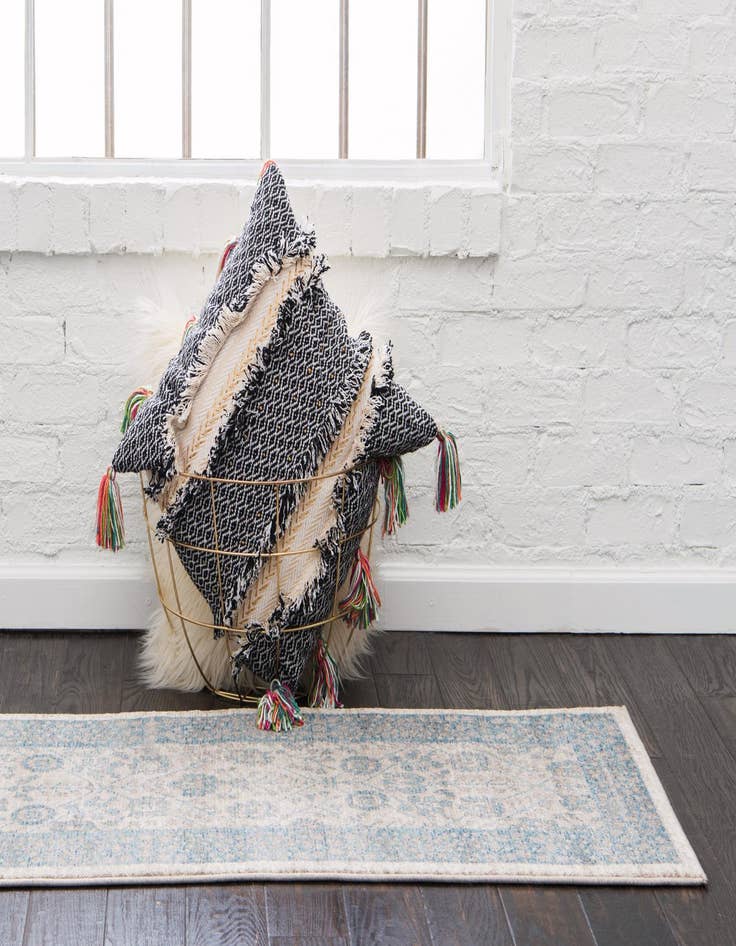 Detail image of 2' 7 x 10' Vienna Runner Rug