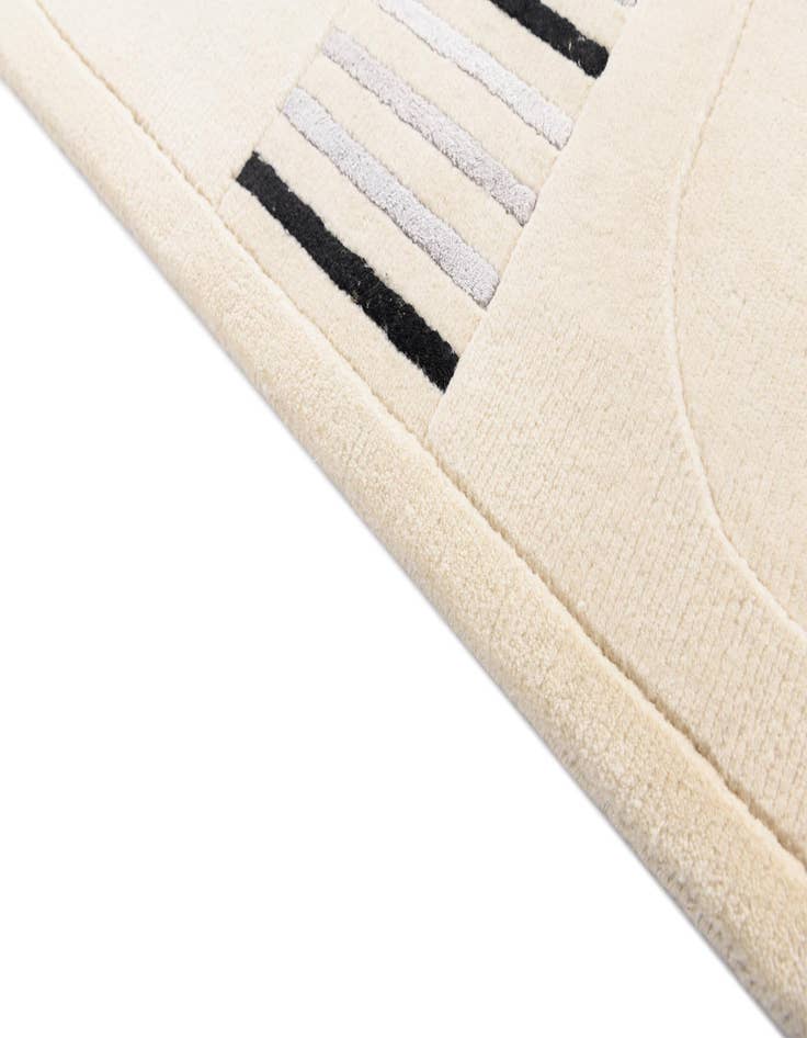 Detail image of 5' 8 x 8' Darya Rug