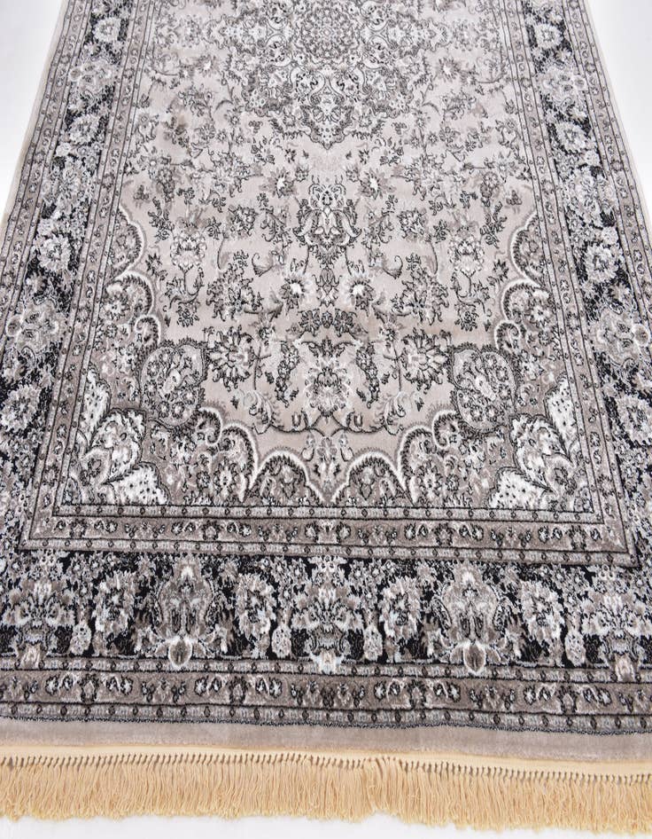 Detail image of 6' 7 x 9' 10 Shahmir Rug