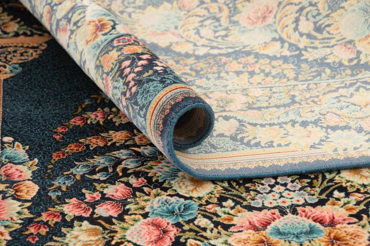 Detail image of 3' 2 x 4' 9 Ghom Design Rug